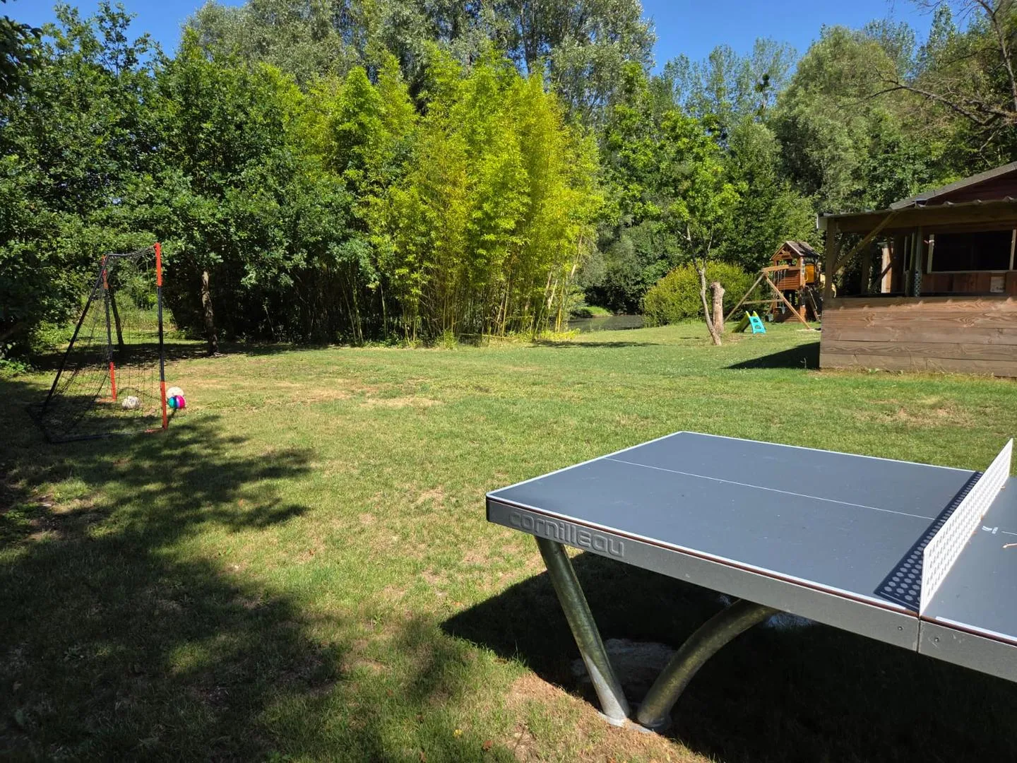 La table de ping-pong et les jeux extérieurs dans la prairie