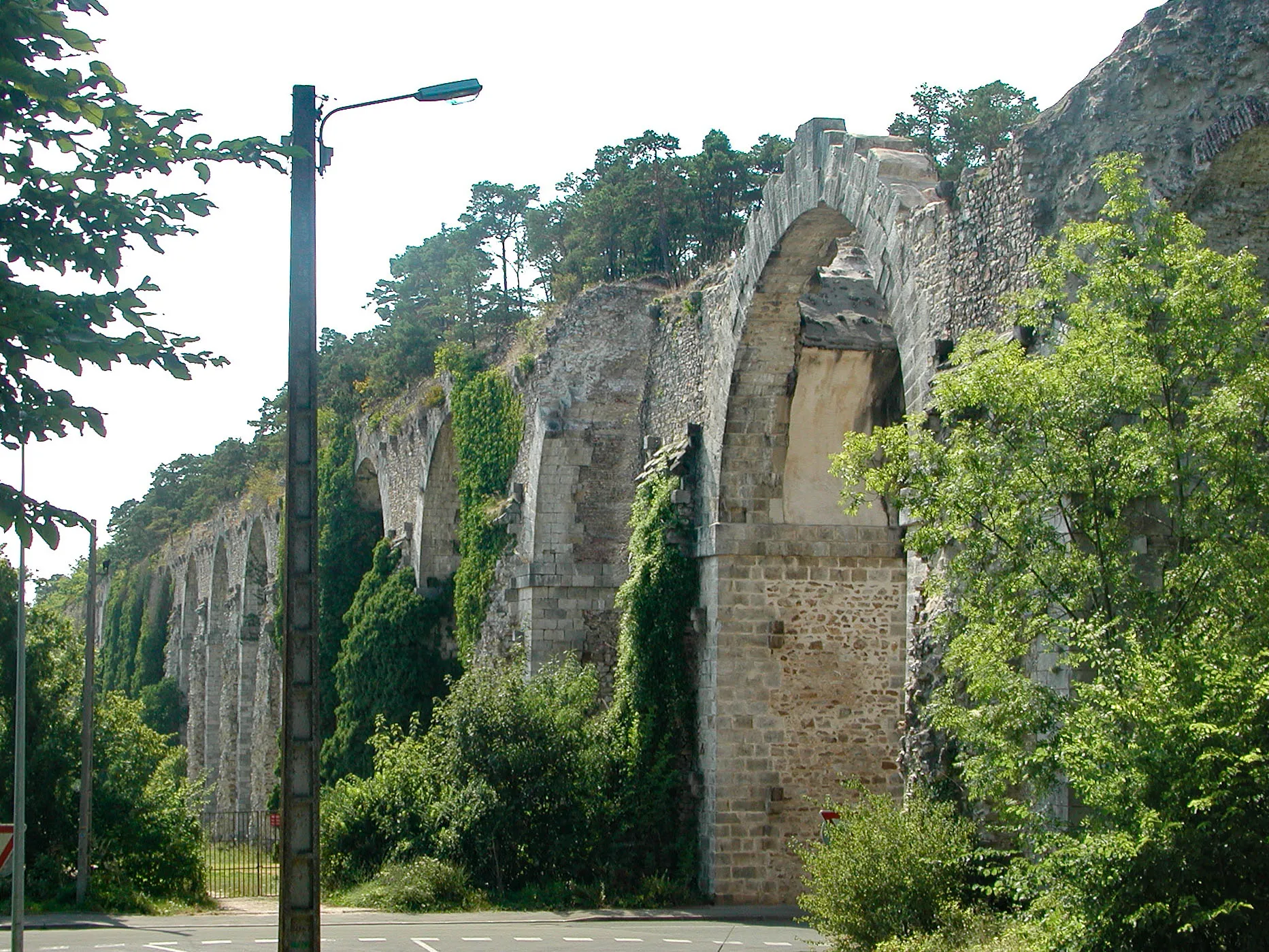 Les arches de l’aqueduc de Maintenon au-dessus de la prairie