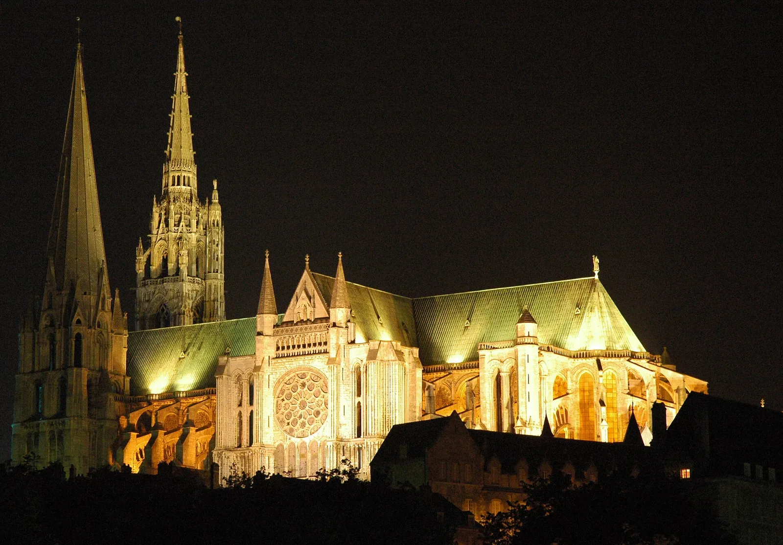 Vue nocturne d’ensemble de la cathédrale Notre-Dame de Chartres illuminée