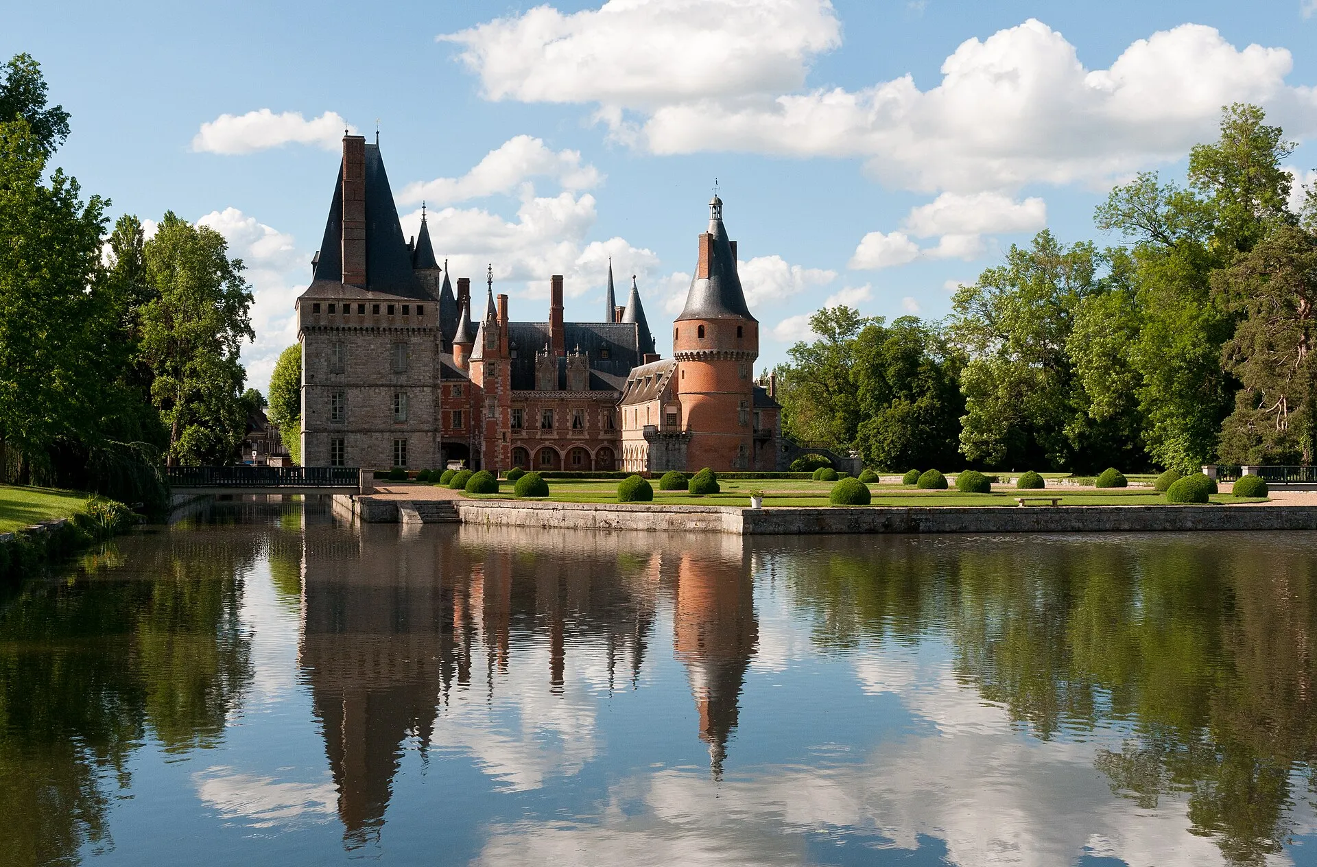 Le château de Maintenon se reflétant dans l’eau