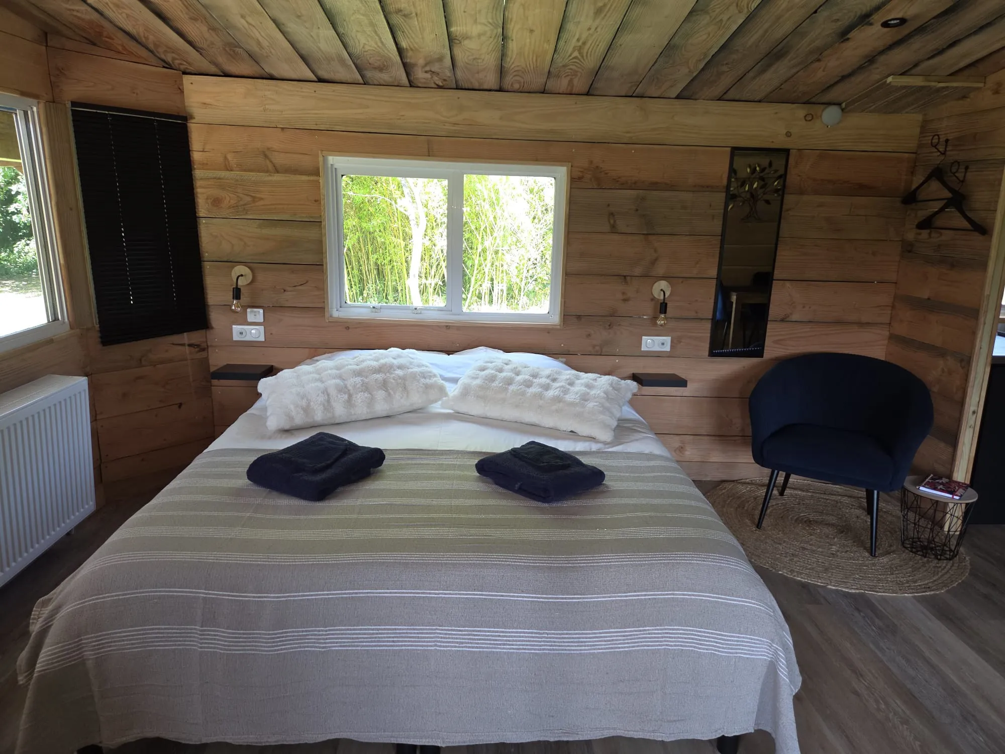 La chambre principale avec son grand lit et sa vue sur les bambous