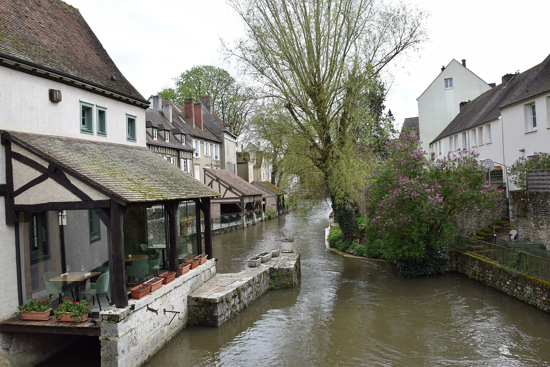 Le restaurant du Moulin de Ponceau et sa terrasse au bord de l’Eure à Chartres