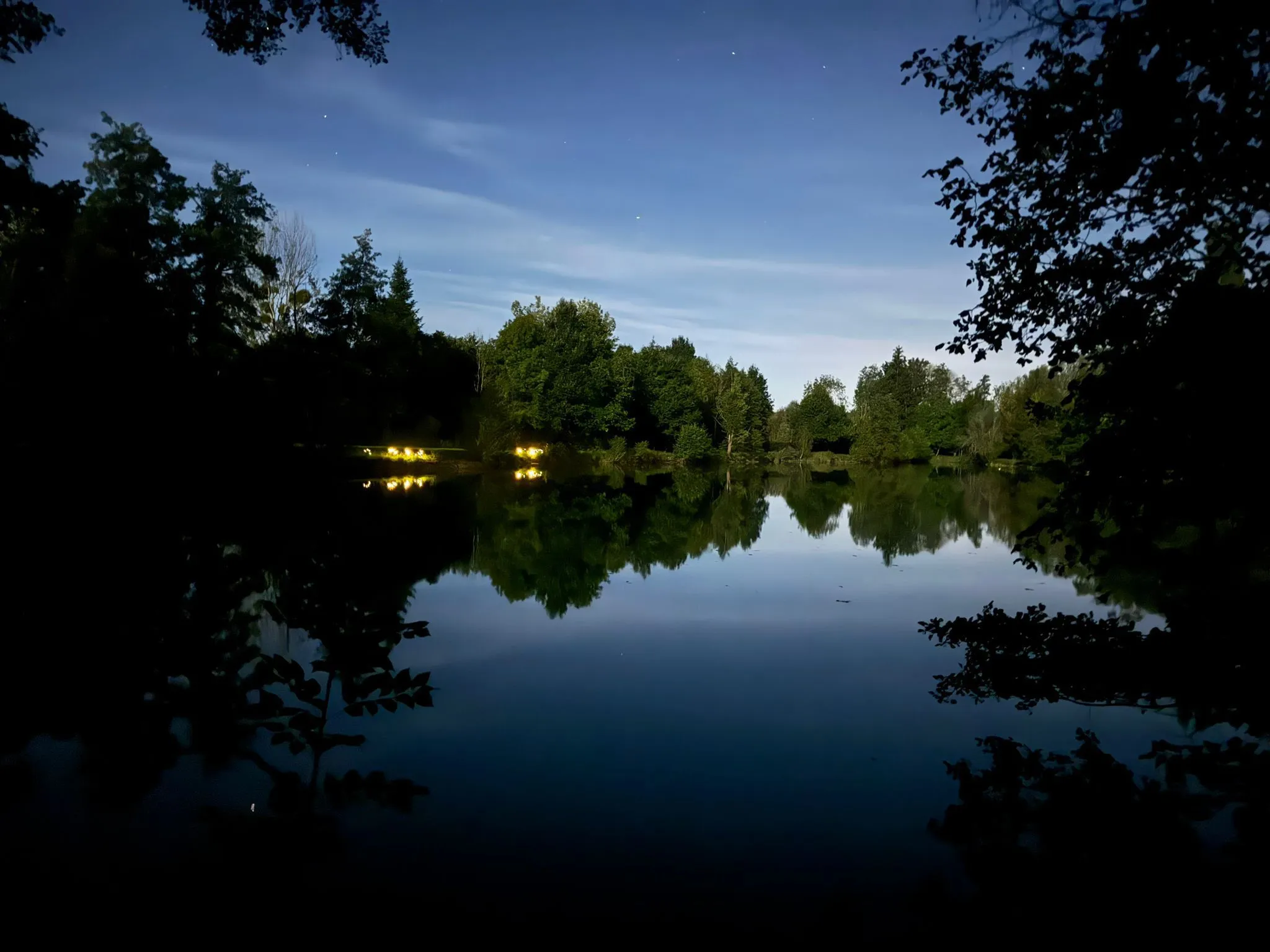 L’étang calme sous le ciel du soir